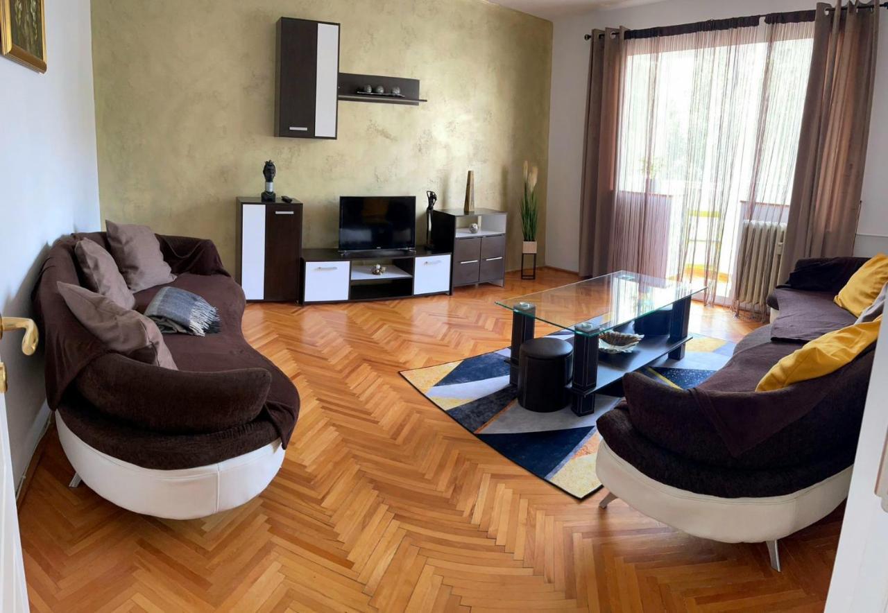 Apartamento Carla'S Apartament Oradea Exterior foto